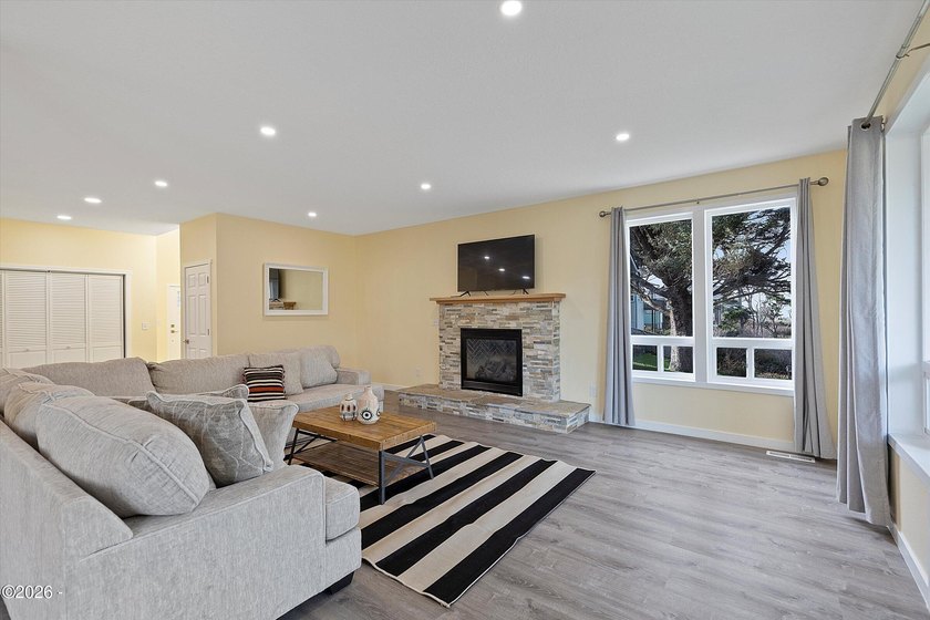 Roads End spacious and modern expansive open concept living home - photo 8