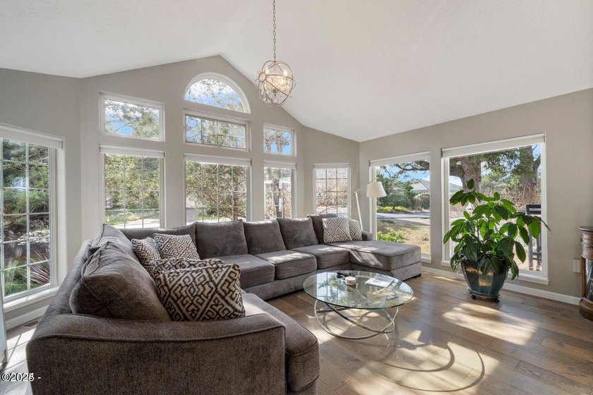 Priced Improvement for immediate sale! BRAND NEW ROOF just - photo 6