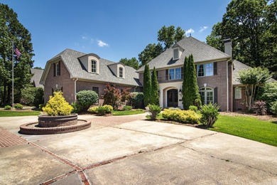 Exceptional Custom Home by Carl Gray Hinson in Prestigious - photo 1