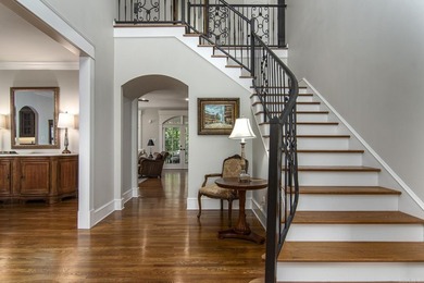 Exceptional Custom Home by Carl Gray Hinson in Prestigious - photo 4