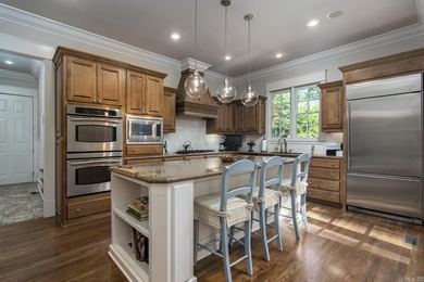 Exceptional Custom Home by Carl Gray Hinson in Prestigious - photo 10