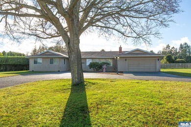 Comfortable 3 bedroom, 2 3/4 bath home on corner lot in Mains - photo 2