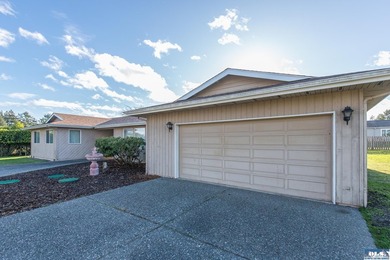 Comfortable 3 bedroom, 2 3/4 bath home on corner lot in Mains - photo 5