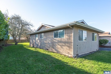 Comfortable 3 bedroom, 2 3/4 bath home on corner lot in Mains - photo 6