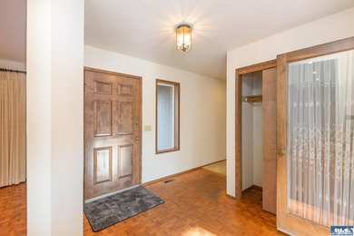 Comfortable 3 bedroom, 2 3/4 bath home on corner lot in Mains - photo 7