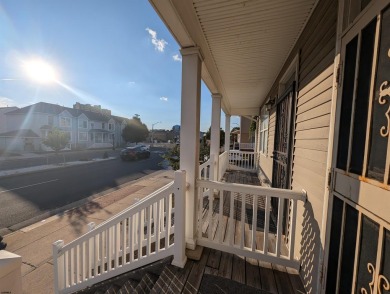 Still like a brand new house, this half a twin sits in one of