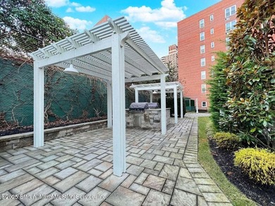 Manhattan living at a Staten Island price. Genuine one bedroom - photo 2