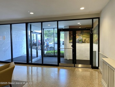 Manhattan living at a Staten Island price. Genuine one bedroom - photo 3