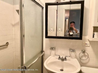 Manhattan living at a Staten Island price. Genuine one bedroom - photo 5
