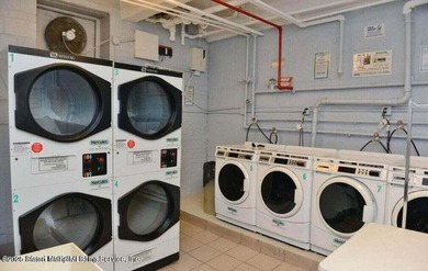 Manhattan living at a Staten Island price. Genuine one bedroom - photo 9