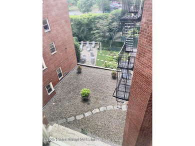 Manhattan living at a Staten Island price. Genuine one bedroom - photo 10