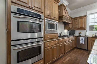 Exceptional Custom Home by Carl Gray Hinson in Prestigious - photo 11