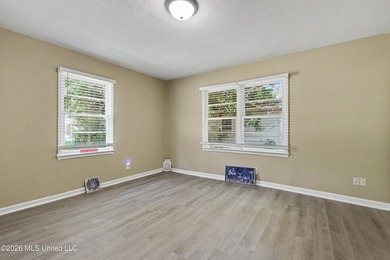 Lovely updated home with completely remodeled Kitchen including - photo 11