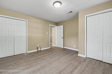 Lovely updated home with completely remodeled Kitchen including - photo 12
