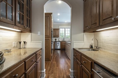 Exceptional Custom Home by Carl Gray Hinson in Prestigious - photo 14