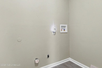 Lovely updated home with completely remodeled Kitchen including - photo 18