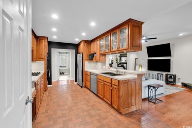 Experience life on the Waccamaw River. This exceptional - photo 8