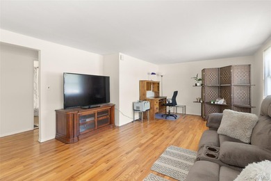 Welcome to this beautifully maintained and spacious home nestled - photo 9