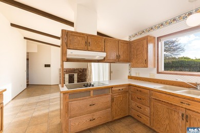 Comfortable 3 bedroom, 2 3/4 bath home on corner lot in Mains - photo 13