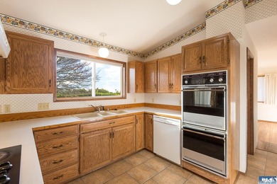 Comfortable 3 bedroom, 2 3/4 bath home on corner lot in Mains - photo 14
