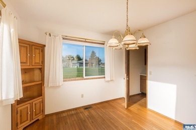 Comfortable 3 bedroom, 2 3/4 bath home on corner lot in Mains - photo 16