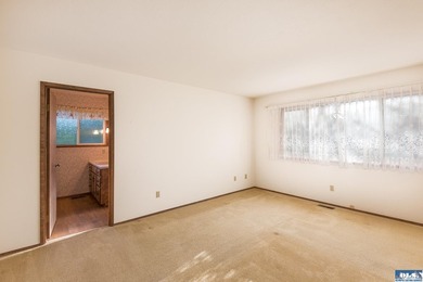 Comfortable 3 bedroom, 2 3/4 bath home on corner lot in Mains - photo 21