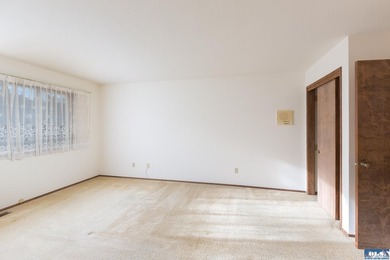 Comfortable 3 bedroom, 2 3/4 bath home on corner lot in Mains - photo 22