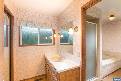 Comfortable 3 bedroom, 2 3/4 bath home on corner lot in Mains - photo 23