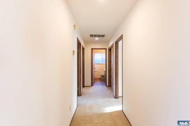 Comfortable 3 bedroom, 2 3/4 bath home on corner lot in Mains - photo 25