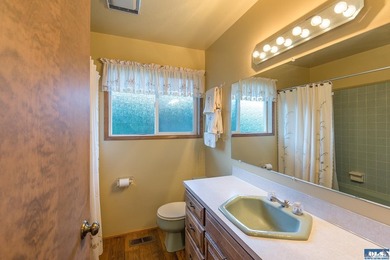 Comfortable 3 bedroom, 2 3/4 bath home on corner lot in Mains - photo 26