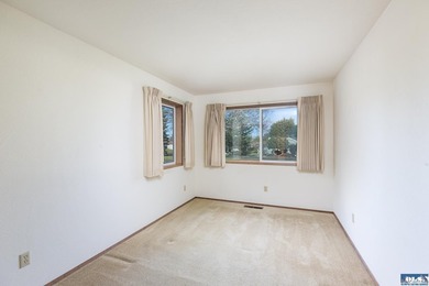 Comfortable 3 bedroom, 2 3/4 bath home on corner lot in Mains - photo 27