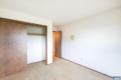 Comfortable 3 bedroom, 2 3/4 bath home on corner lot in Mains - photo 29