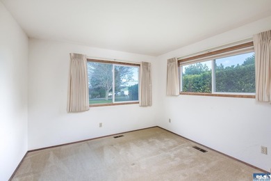 Comfortable 3 bedroom, 2 3/4 bath home on corner lot in Mains - photo 30