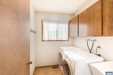 Comfortable 3 bedroom, 2 3/4 bath home on corner lot in Mains - photo 32