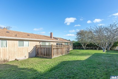 Comfortable 3 bedroom, 2 3/4 bath home on corner lot in Mains - photo 34