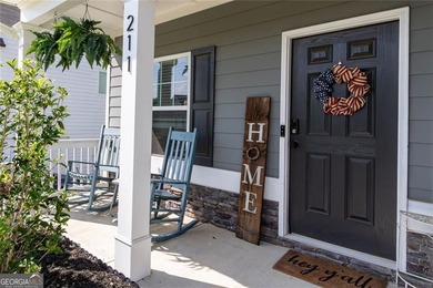 Beautifully maintained and move-in ready, this 4-bedroom, 2 - photo 3