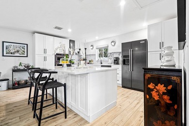 Beautifully updated 4/2 pool home in North Palm Beach. New metal - photo 4