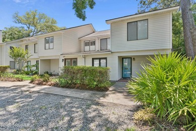 Nestled in the heart of St. Simons Island's sought-after South - photo 1