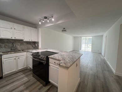 Welcome home! Located in the most desirable area in Boca! This - photo 2