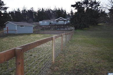 Beautiful & bright home with extensive upgrades & vaulted - photo 4