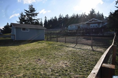 Beautiful & bright home with extensive upgrades & vaulted - photo 5