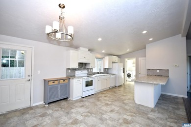 Beautiful & bright home with extensive upgrades & vaulted - photo 6