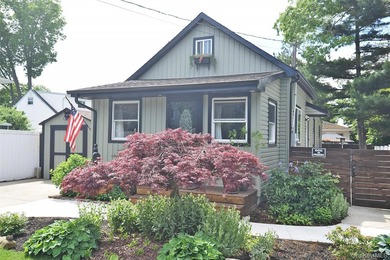 This well-cared for beauty on a quiet block may be just what you - photo 2