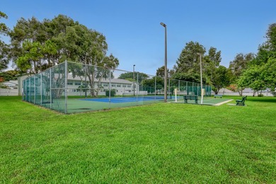 Beautifully upgraded corner unit with stunning lake views from - photo 33