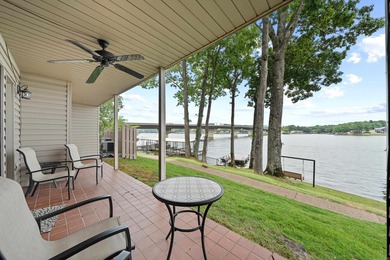 Gorgeous ground level 2 bedroom condo with NEW FLOORING and a - photo 2