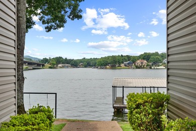 Gorgeous ground level 2 bedroom condo with NEW FLOORING and a - photo 3