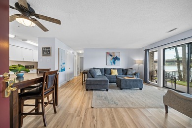 Gorgeous ground level 2 bedroom condo with NEW FLOORING and a - photo 4