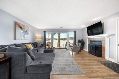 Gorgeous ground level 2 bedroom condo with NEW FLOORING and a - photo 5