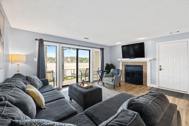 Gorgeous ground level 2 bedroom condo with NEW FLOORING and a - photo 6