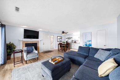 Gorgeous ground level 2 bedroom condo with NEW FLOORING and a - photo 8
